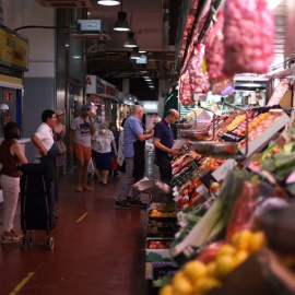 Varias personas esperan para comprar fruta en el Mercado de la Cebada, en Madrid.- JOsé Carmona