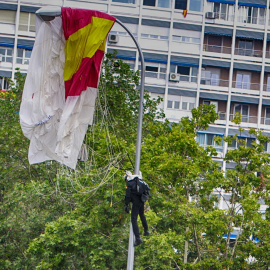  Un paracaidista que descendía con la bandera de España se ha quedado enganchado de una farola en el desfile del Día de la Fiesta Nacional, en Madrid (España) a 12 de octubre de 2019. Fecha: 12/10/2019.