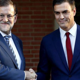 Mariano Rajoy, expresidente del Gobierno (i), y Pedro Sánchez, jefe del Ejecutivo, durante una reunión en Moncloa el 10 de octubre de 2017, cuando Rajoy era presidente.- EFE