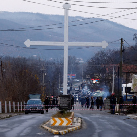 Los serbokosovares bloquean la carretera cerca de la aldea de Rudine, Mitrovica del Norte, Kosovo. REUTERS/Ognen Teofilovski.