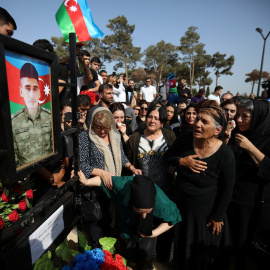 Funeral en Bakú de un militar de las Fuerzas Armadas de Azerbaiyán muerto en los recientes enfrentamientos fronterizos con Armenia. REUTERS/Aziz Karimov