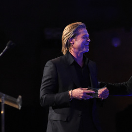  Brad Pitt acepta el premio al Mejor Actor de Reparto por 'Érase una vez... en Hollywood' de Bradley Cooper en el escenario durante la Gala Anual de Premios de la National Board of Review en Cipriani 42nd Street el 8 de enero de 2020 en la ciudad de Nuev