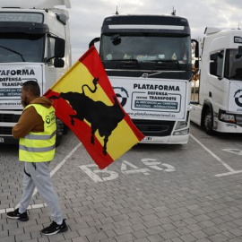 Un manifestante camina frente a los vehículos de la Plataforma para la Defensa del Transporte .- EFE, Sergio Pérez