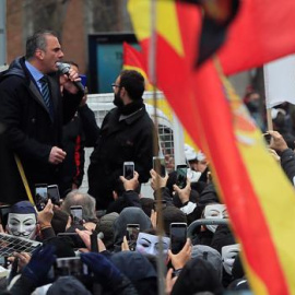 El diputado de Vox y candidato a la alcaldía de Madrid, Javier Ortega Smith, se dirige a los agentes que se manifestaron ante el Congreso en noviembre de 2021.- EFE