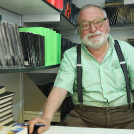  El escritor Fernando Savater firma libros en la caseta de Visor Poesía en la Feria del Libro 2022, en el Parque de El Retiro, a 28 de mayo de 2022, en Madrid (España).-  Europa Press (Foto de ARCHIVO) 29/5/2022