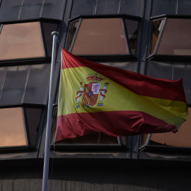  La bandera de España frente a la sede del Tribunal Constitucional el día que se celebra el Pleno extraordinario del Tribunal Constitucional (TC), a 19 de diciembre de 2022, en Madrid (España).- EUROPA PRESS