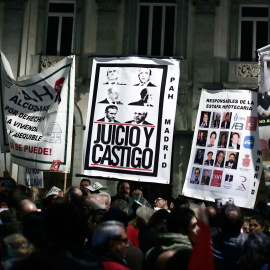  Manifestantes se reúnen para una manifestación contra los impuestos hipotecarios en Madrid el 10 de noviembre de 2018.- AFP