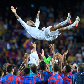  07 de agosto de 2022, España, Barcelona: Los jugadores de Barcelona llevan a Dani Alves de Pumas UNAM como homenaje a él durante el partido de fútbol del Trofeo Joan Gamper entre el FC Barcelona y Pumas UNAM en el Camp Nou. Foto: Gerard Franco/DAX ví