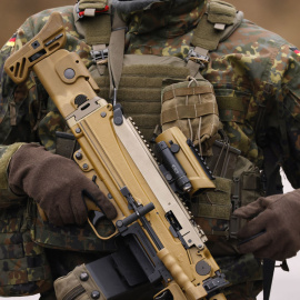  Un soldado de la Bundeswehr alemana se para con una ametralladora Heckler & Koch MG5 durante la visita del Ministro de Defensa alemán a la base militar en Marienberg, Alemania oriental, el 12 de enero de 2023.- AFP