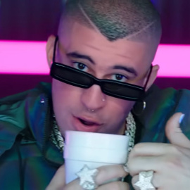  El cantante Bad Bunny en la canción 'Estar soltera está de moda'