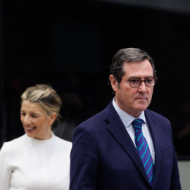  La vicepresidenta segunda y ministra de Trabajo y Economía Social, Yolanda Díaz, y el presidente de la CEOE, Antonio Garamendi, durante el acto de presentación del Acuerdo de Diálogo Social, en la sede del Ministerio, a 23 de febrero de 2023, en Madr