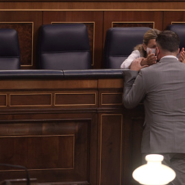 La vicepresidenta tercera del Gobierno y ministra de Trabajo y Economía Social, Yolanda Díaz, conversa con el portavoz de ERC en el Congreso, Gabriel Rufián, en una imagen de archivo. / E. Parra (Europa Press)