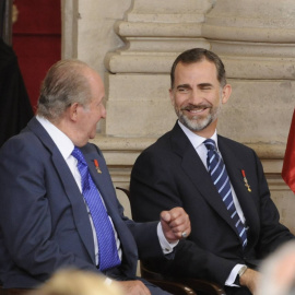  El Rey emérito Juan Carlos I y su hijo, el Rey Felipe VI. EFE