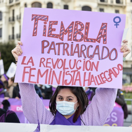 Una mujer sostiene una pancarta en una manifestación del 8M de 2022 en Santander. E.P./Juan Manuel Serrano Arce