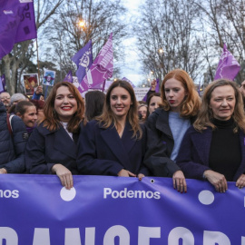 La coportavoz de Unidad Podemos, Isabel Serra; la secretaria de Estado de Igualdad, Ángela Rodríguez; la ministra de Igualdad, Irene Montero; la secretaria de Estado para la Agenda 2030​ , Lilith Vestrynge, y la delegada del Gobierno contra la Violenc