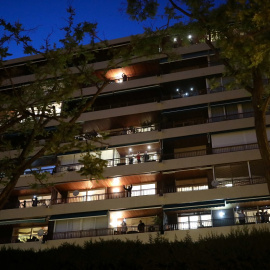 Vecinos de un inmueble en Barcelona, en sus balcones y ventanas. REUTERS/Nacho Doce