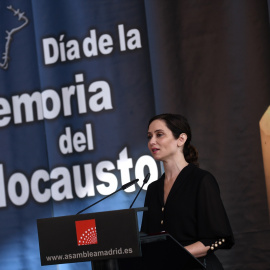  La presidenta de la Comunidad de Madrid, Isabel Díaz Ayuso, interviene durante una ceremonia para conmemorar el Holocausto, en la Asamblea de Madrid, a 31 de enero de 2023, en Madrid (España). Fernando Sánchez / Europa Press