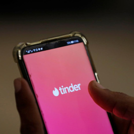 La aplicación de Tinder en un móvil. REUTERS