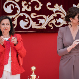  La ministra de Defensa, Margarita Robles (i), y la presidenta de la Comunidad y candidata del PP a la reelección, Isabel Díaz Ayuso (d), durante el acto cívico militar con motivo del Día de la Comunidad de Madrid en la Puerta del Sol, a 2 de mayo de 