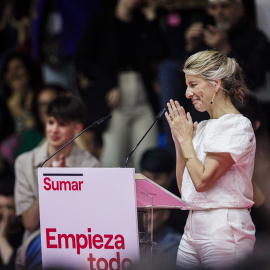 La vicepresidenta segunda y ministra de Trabajo y Economía Social, Yolanda Díaz, interviene en el acto 'Empieza todo' de la plataforma Sumar, en el que presenta su candidatura para la presidencia del Gobierno, en el polideportivo Antonio Magariños, a 2