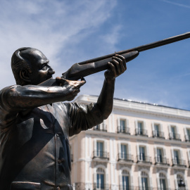  Una escultura del Rey emérito Juan Carlos I con un rifle de caza, en la Puerta del Sol, a 25 de abril de 2023, en Madrid (España). Diego Radamés / Europa Press 