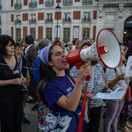 Decenas de personas durante una concentración contra la violencia machista convocada por el Foro de Madrid Contra la Violencia hacia las Mujeres, en la Puerta del Sol, a 25 de septiembre de 2023. -MATÍAS CHIOFALO / Europa Press