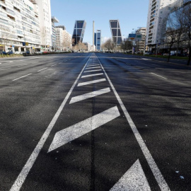  Vista del paseo de La Castellana, con la Plaza de Castilla al fondo y las torres Kío al fondo, con ausencia de vehículos y paseantes.- FERNANDO ALVARADO /EFE