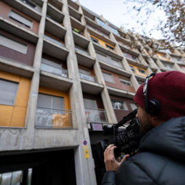 Un cámara de televisión graba el bloque de pisos donde se ha producido el doble asesinato machista, en la calle Jacobeo del barrio de Carabanchel este 27 de noviembre de 2023. Diego Radamés / Europa Press