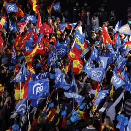  Seguidores del Partido Popular, este domingo en sede de la calle Génova en Madrid.- EFE / Juanjo Martín