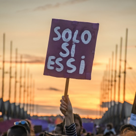 Una manifestante muestra una pancarta con el lema 'Solo sí es sí' durante un marcha convocada por el 8 de marzo en Sevilla. EFE/Raúl Caro