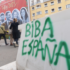  Tres mujeres caminan frente a la lona que colocaron las juventudes del PP en las inmediaciones de la sede del Partido Socialista, a 29 de diciembre de 2022, en Madrid (España). Eduardo Parra / Europa Press (Foto de ARCHIVO) 29/12/2022