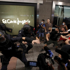 La policía carga contra la manifestación celebrada en Madrid para condenar la brutal agresión que acabó con la vida del joven Samuel Luiz, de 24 años, en A Coruña. Foto: Javier López / EFE