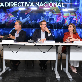 De izq. a der., la vicesecretaría de Políticas Sociales, Carmen Funez, el coordinador general, Elías Bendodo, el presidente del partido, Alberto Núñez Feijóo, la secretaria general, Cuca Gamarra, y el vicesecretario de Acción Institucional, Esteban