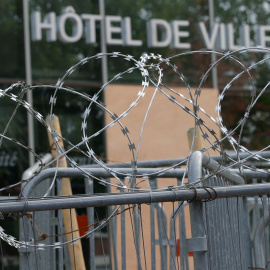 El ayuntamiento de l'Hay-les-Roses, un suburbio de París, está protegido con alambre de púas y barreras tras los disturbios en toda Francia, a 02 de julio de 2023. Geoffroy Van Der Hasselt / AFP / dpa.