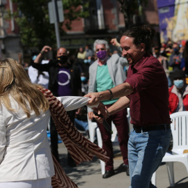  La vicepresidenta tercera y ministra de Trabajo, Yolanda Díaz (i), y Pablo Iglesias (d), durante el acto de inicio de campaña de Unidas Podemos para las pasadas elecciones a la Asamblea de Madrid, a 18 de abril de 2021, en el barrio de Lavapiés, Madri