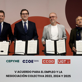 El presidente de CEPYME, Gerardo Cueva; el presidente de la CEOE, Antonio Garamendi; el secretario general de CCOO, Unai Sordo, y el secretario general de UGT, Pepe Álvarez, muestran los documentos durante la firma del V Acuerdo para el Empleo y la Negoc