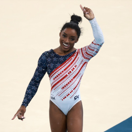  La estadounidense Simone Biles compite en el suelo durante la final por equipos femeninos de las competiciones de gimnasia artística en los Juegos Olímpicos de París 2024, en la Arena Bercy. Jan Woitas / dpa / Europa Press