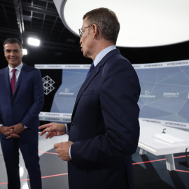  Los candidatos a la presidencia del Gobierno, el socialista Pedro Sánchez (i) y el popular Alberto Núñez Feijoo, antes de iniciar el debate electoral hoy lunes en Madrid. -JUANJO MARTÍN / Agencia EFE