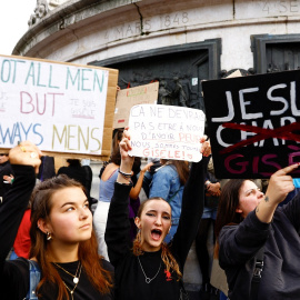  Manifestación en apoyo a Gisele Pelicot y a las víctimas de violación, en París. REUTERS/Abdul Saboor