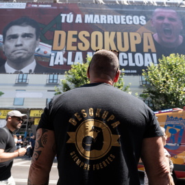  El líder de Desokupa, Dani Esteve, frente a la lona que ha desplegado la plataforma Desokupa en Atocha contra el presidente del Gobierno. Firma: Diego Radamés / Europa Press