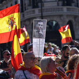  Varias personas portan banderas de España y una pancarta con la imagen del presidente de Gobierno, Pedro Sánchez, en la que se lee "Que te vote Txapote, traidor!", durante una manifestación. Fernando Sánchez / Europa Press