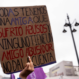 Pancarta durante una manifestación convocada por el Sindicato de Estudiantes por el 8M, en la Puerta del Sol de Madrid. EUROPA PRESS/Matias Chiofalo