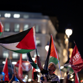 Banderas palestinas en la concentración contra “un nuevo acto de terrorismo israelí”, en la madrileña Puerta del Sol. E.P./Diego Radamés