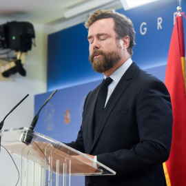 El portavoz de VOX en el Congreso, Iván Espinosa de los Monteros, comparece ante los medios de comunicación, en el Congreso de los Diputados, a 8 de agosto de 2023, en Madrid (España). El diputado electo y hasta ahora portavoz de Vox en el Congreso, Iv