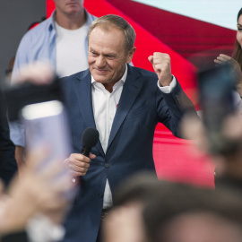  El líder de la Coalición Cívica, Donald Tusk (centro), habla durante la noche electoral tras el anuncio de los primeros resultados de las elecciones parlamentarias polacas de 2023.- Attila Husejnow / SOPA Images via / DPA