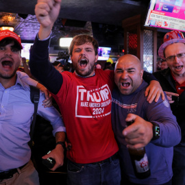 Seguidores de Donald Trump celebran la victoria en las presidenciales en el New York Young Republican Club, en Manhattan, durante la noche electoral. REUTERS/Andrew Kelly