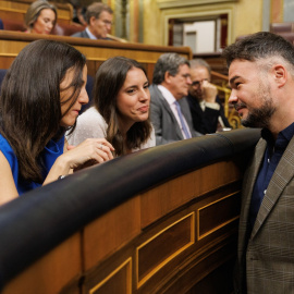  Ione Belarra (1i), Irene Montero (2i), y Gabriel Rufián (1d) conversan durante el pleno de investidura de Alberto Núñez Feijóo en el Congreso de los Diputados, a 27 de septiembre de 2023, en Madrid (España). / Eduardo Parra (Europa Press)