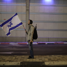 Un hombre con una bandera de Israel en una manifestación contra el gobierno de Benjamin Netanyahu, en abril pasado, en Tel Avid. E.P./Ilia Yefimovich/dpa