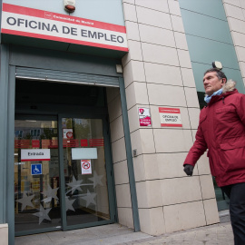 Una persona camina frente a la entrada de la oficina de empleo de Méndez Álvaro, a 4 de diciembre de 2023, en Madrid. - Jesús Hellín / Europa Press