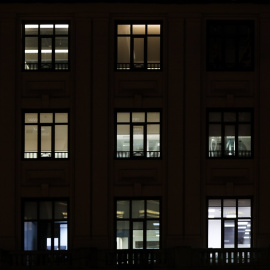 Luces encendidas en un edificio, en Madrid. E.P./Jesús Hellín 